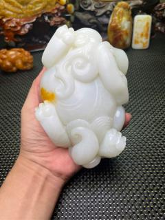 新疆和田玉籽料玛丽艳红皮羊脂白玉招财大貔貅1816克海派玉雕大师作品